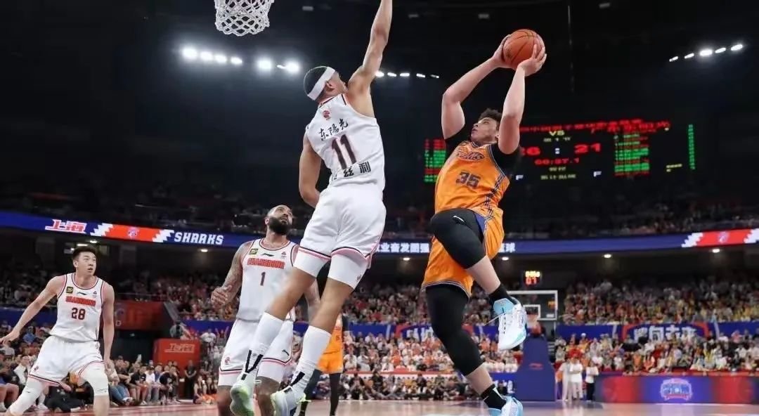 开云体育中国-希腊男篮鏖战中国男篮，布拉德利三分雨点燃全场