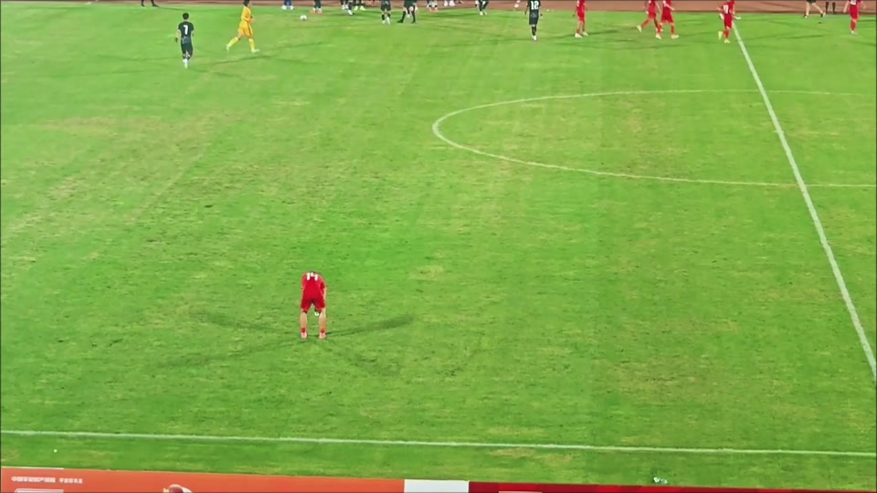 场面火爆！足球观众席沸腾不已